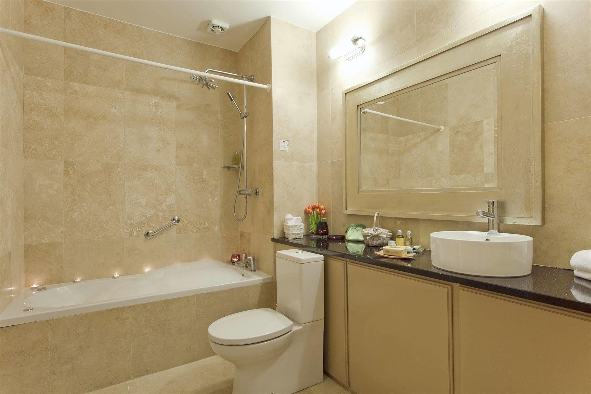 Riverside Park Hotel Macroom Ngoại thất bức ảnh